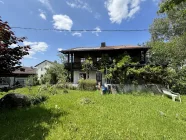 Südseite mit Terrasse und Balkon