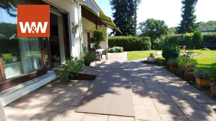 Terrassenansicht - Haus kaufen in Wiernsheim - Großes Einfamilienhaus zum wohlfühlen! Ruhige Lage und Zentral!