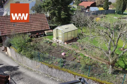 Garten von oben - Haus kaufen in Calw - Große Doppelhaushälfte (inkl. 2. Bauplatz) sucht neuen Eigentümer für liebevolle Behandlung