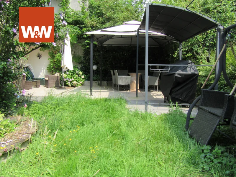 Garten mit Blick auf die Terrasse - Haus kaufen in Pforzheim - ****Zweifamilienhaus + Bauplatz ****