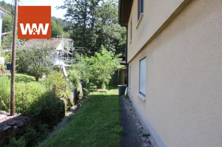 Nordseite des Hauses mit Bachlauf - Wohnung kaufen in Calw / Ernstmühl - **Eigentumswohnung auf zwei Ebenen mit ca. 200 qm Wohnfläche / Doppelgarage / Garten / Sonne satt **