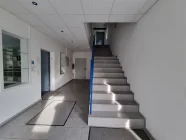 Heller Zugang zum Büro und zur Wohnung über die Treppe