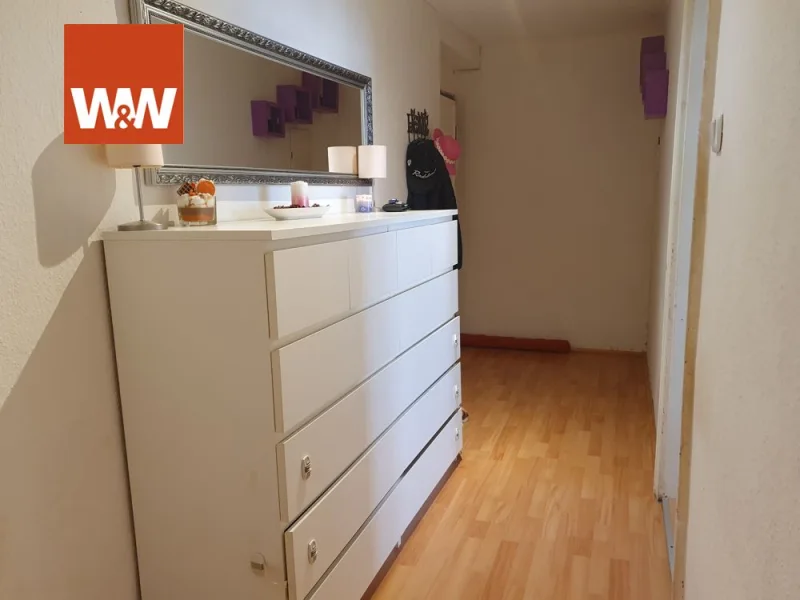 Helle Eingangsdiele in der Wohnung