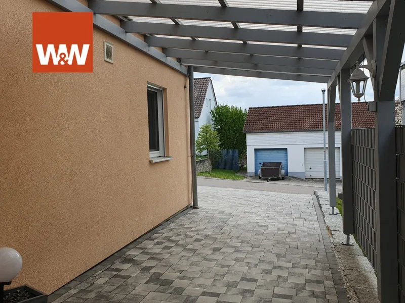 Überdachter Hauszugang über den Carport