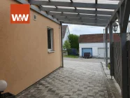 Überdachter Hauszugang über den Carport