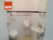 Gäste WC mit Fenster, Urinal, Waschbecken und Spiegel im EG. 