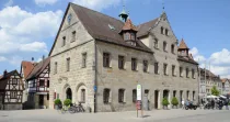 Vom Grundstück sind es fußläufig ca. 230 m bis zum Kulturrathaus im Zentrum von Altdorf