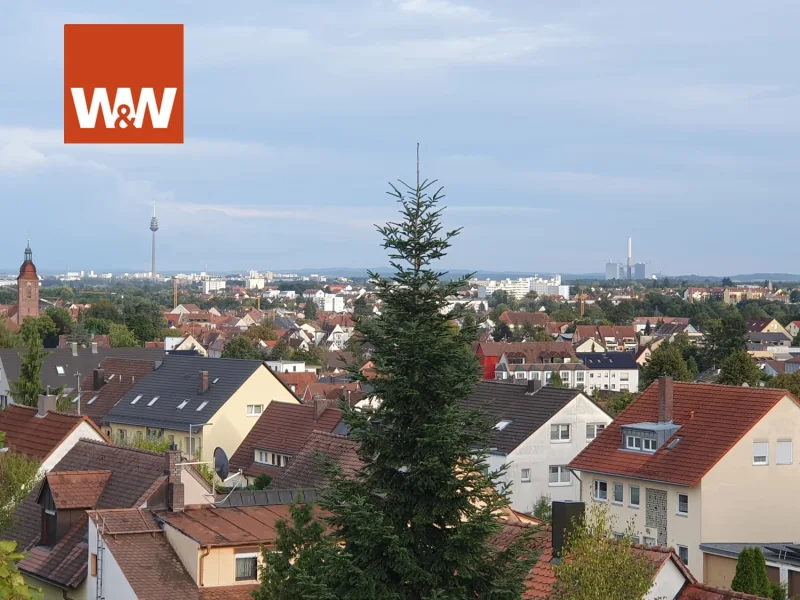 Unverbaubarer Frei- und Weitblick vom DG über die Dächer von Zirndorf bis nach Nürnberg - Haus kaufen in Zirndorf - Zirndorf - Zweifamilienhaus mit vorbereitetem DG Ausbau für eine weitere Wohnung im Haus !