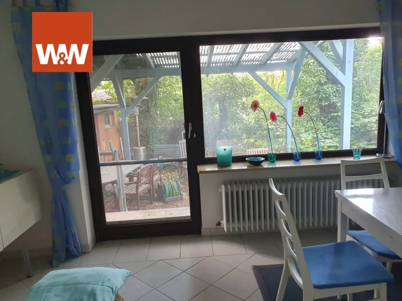 Wohnzimmer im EG mit Zugang zur Perkola und dem Garten