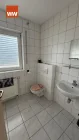 Weiteres Bad im DG mit Fenster, Dusche, WC und Waschbecken im DG 