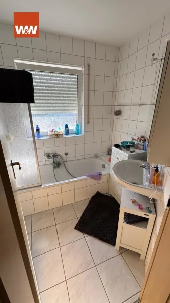 Helles Badzimmer Fenster, Wanne, WC, Waschbecken im OG