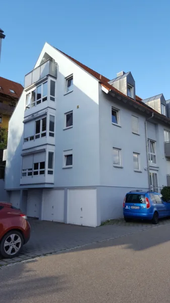 Hausansicht mit Garage im Haus