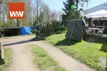 Auffahrt zu den Carports und Garten