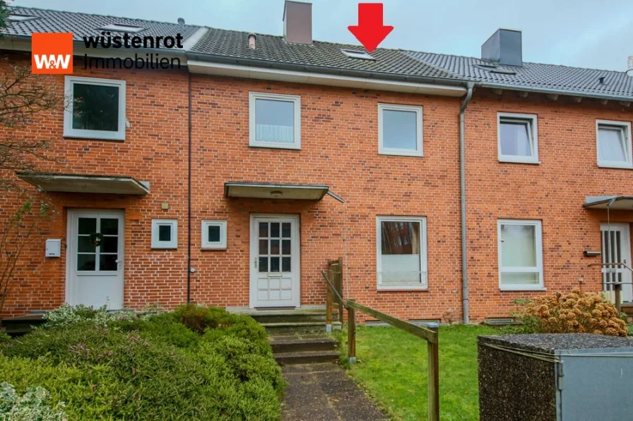 vordere Hausansicht  - Haus kaufen in Flensburg / Mürwik - Aufgepasst! Drittes Reihenmittelhaus in Folge mit viel Platz  für die ganze Familie zu verkaufen!