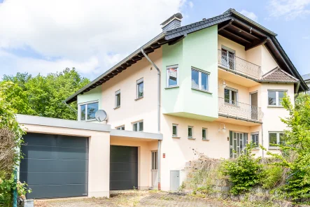 Hausansicht - Haus kaufen in Igel - Modernes Mehrfamilienhaus in Igel mit Garten und 2 Garagen