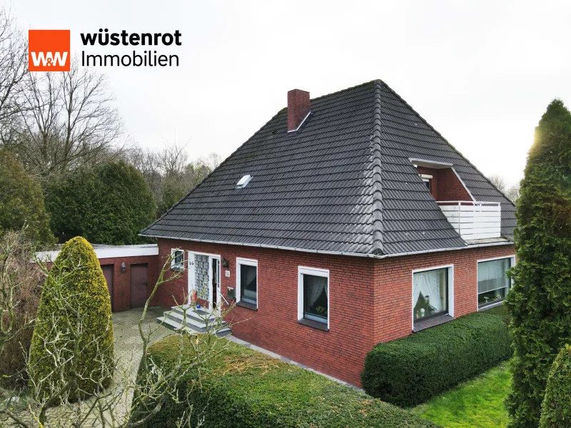 Ansicht Nord-West Luftaufnahme.ü - Haus kaufen in Leer (Ostfriesland) - Geräumiges Einfamilienhaus ca.135m² Wohnfl. mit 5 Schlafzimmer auf 498 m² Grund in Leer-Eisinghausen