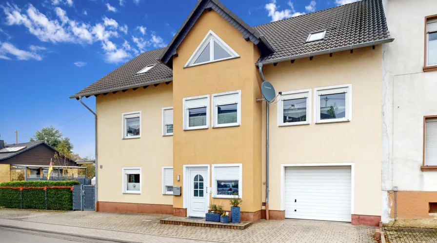 Straßenansicht - Haus kaufen in Landscheid - gepflegtes 3-Familienhaus in Landscheid unabhängig von Gas und Öl