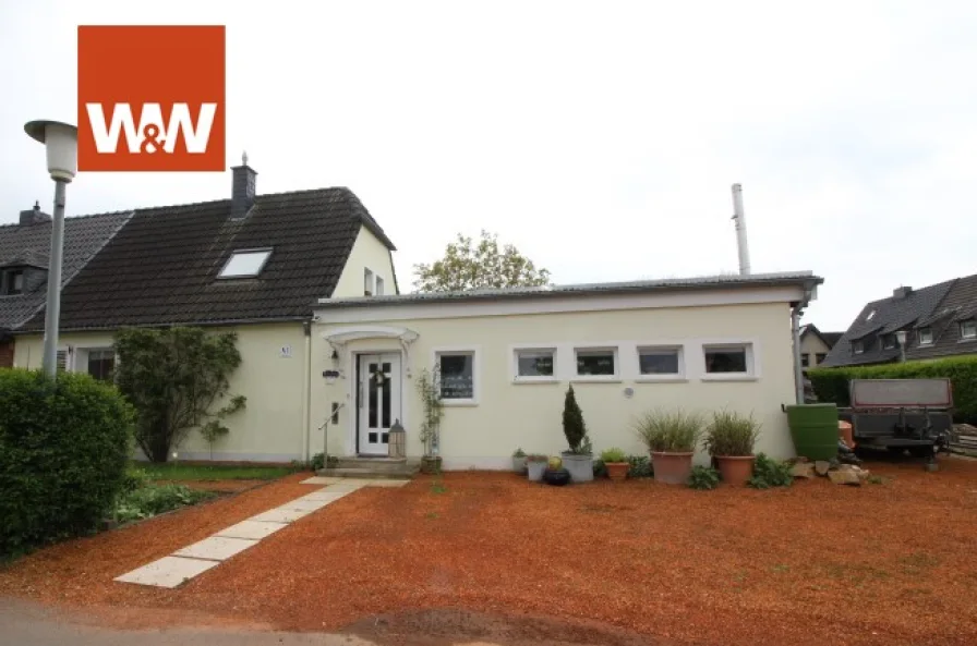 Hausansicht - Haus kaufen in Krefeld / Oppum - Doppelhaushälfte mit Anbau und idyllischem Bauerngarten in Krefeld Oppum in beliebter Donksiedlung!