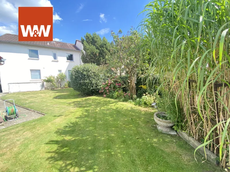 Hausansicht vom Garten - Haus kaufen in Braunschweig / Veltenhof - Teilsanierungsbedürftige unterkellerte Doppelhaushälfte mit 2 Wohnungen, Garage und schönem Garten