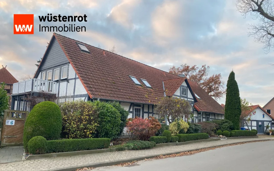 Hausansicht - Haus kaufen in Lehre OT Essenrode - Ein Liebhaberobjekt ist dieses Fachwerkhaus, das sowohl als 1-/2-/3-o. 4 Fam.-Hs. genutzt werden kann