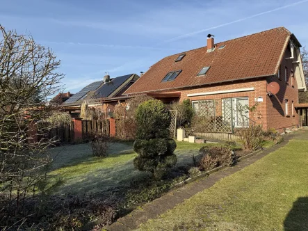 Schön angelegter Garten - Haus kaufen in Meine OT Abbesbüttel - Ideal für eine kleine Familie ist diese schön gelegene, gepfl. DHH mit Carport u. schönem Grundstück