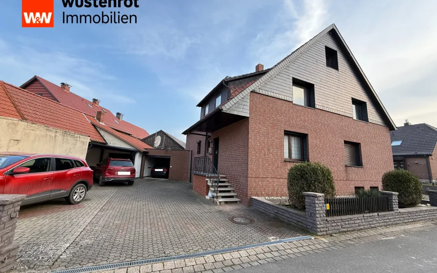 Hausansicht mit Hof - Haus kaufen in Königslutter am Elm - 2-3 Fam.-Haus mit Keller, Garage und Carport, liegt in ruhiger zentraler Lage nahe der Innenstadt!