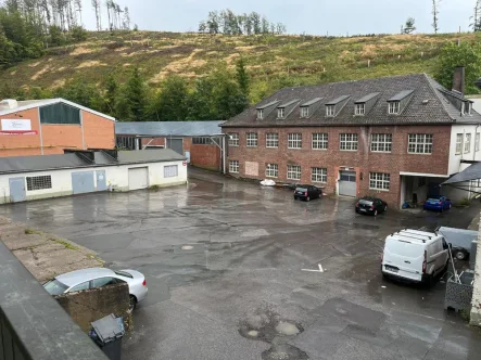 Blick auf das Gelände - Halle/Lager/Produktion mieten in Schalksmühle - Drei große zusammenhängende Hallen