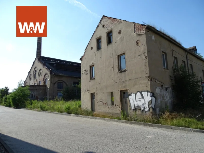 Blick auf die Zufahrt (Privatstraße) - Halle/Lager/Produktion kaufen in Ottendorf-Okrilla - Historische Hallen suchen neu Aufgaben - Gewerbegrundstück mit Baufläche am Stadtrand von Dresden