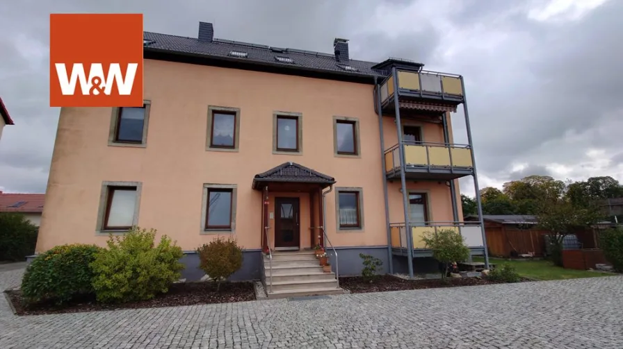 Hausansicht mit Balkone - Haus kaufen in Radeberg - Modernes Wohnhaus im Radeberg - drei Wohnungen als Anlage oder Eigenbedarf