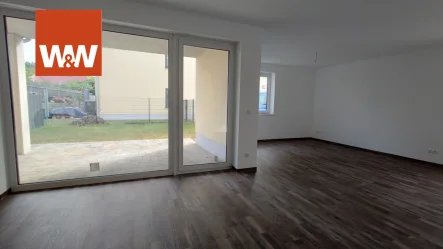 Wohnzimmer mit Terrassenblick - Wohnung kaufen in Meißen / Bohnitzsch - mit grüner Terrasse & Stellplatz, Moderne Eigentumswohnung am Stadtrand von Meißen