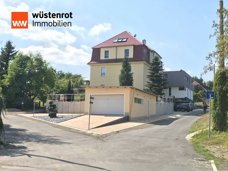 Straßenansicht mit Garage - Zinshaus/Renditeobjekt kaufen in Kamenz - Kapitalanlage mit Perspektive in der Lessingstadt Kamenz -tolles Grundstück von ca. 1.600 m²