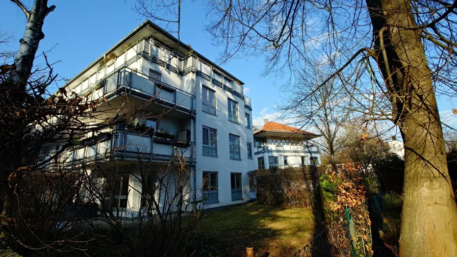 Ansicht Haus und Wohnung - Wohnung kaufen in Dresden / Bühlau - Wohnen wie im Reihenhaus - Moderne Eigentumswohnung mit Gartenanteil