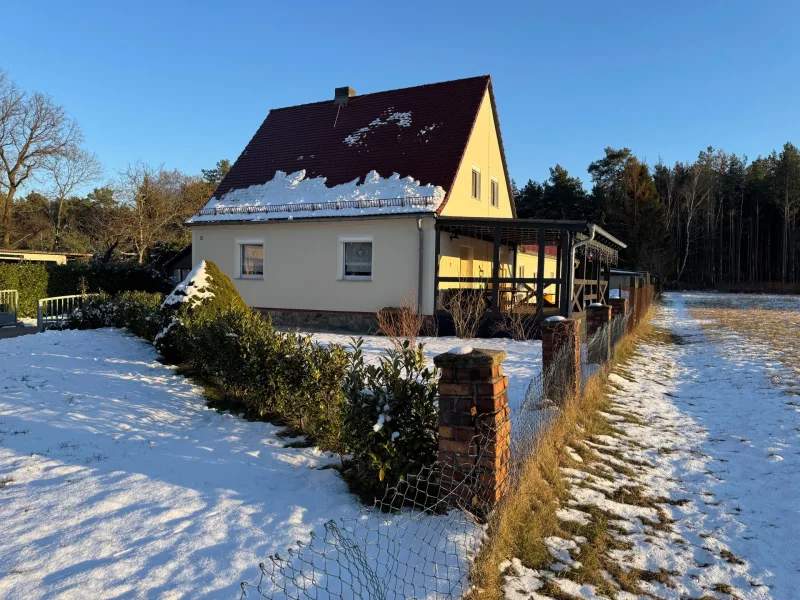 Blick von der Straße - Haus kaufen in Hoyerswerda / Schwarzkollm - EFH - einziehen, ausruhen & wohlfühlen, Oase  am Stadtrand von Hoyerswerda