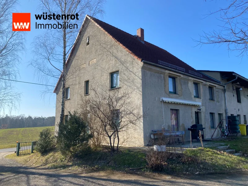 Ansicht des Hauses vom Gartenhaus aus - Haus kaufen in Königsbrück - Charmantes Bauernhaus mit großem Grundstück und riesiger Werkstatt – Perfekt für Bastler und Naturliebhaber!