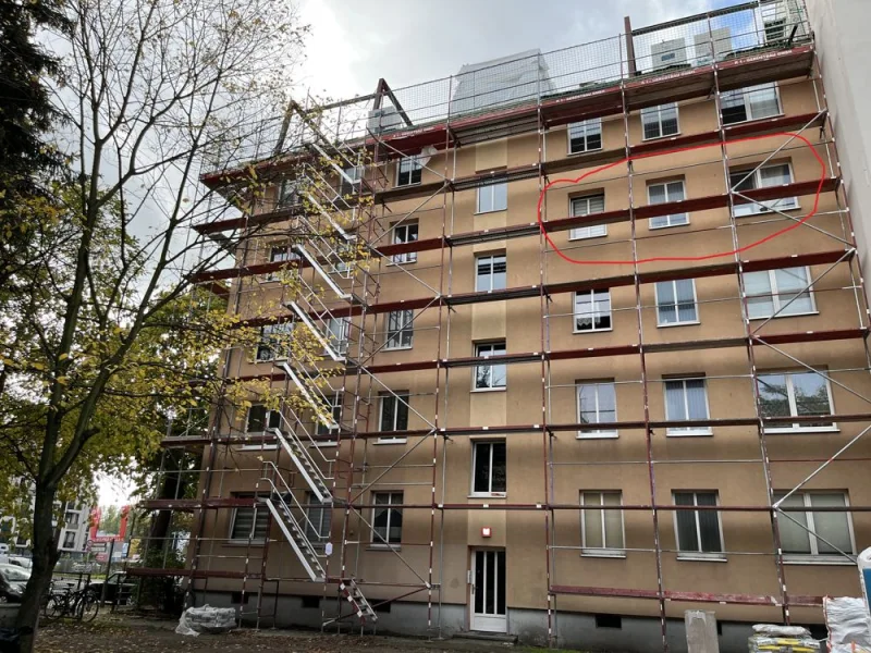 Ansicht Hauseingang - Wohnung kaufen in Berlin / Rummelsburg - Vermietete Eigentumswohnung mit Balkon und Tageslichtbad