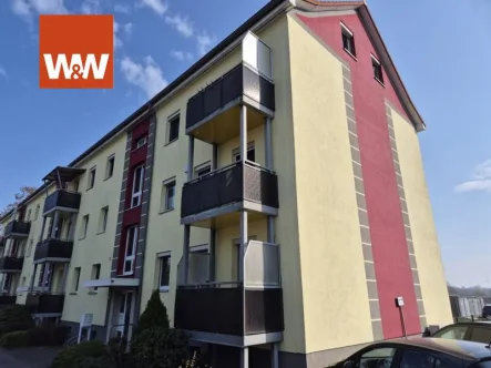 Haus-Eingangseite - Wohnung kaufen in Parchim - Solide 3-Zimmer-Eigentumswohnung mit Westbalkon und KFZ-Stellplatz