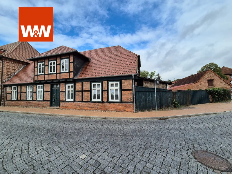 Haus mit Toreinfahrt - Haus kaufen in Ludwigslust - Historisches Dreifamilien-Wohnhaus in Schlossnähe am Altstadtzentrum von LWL - ohne Außenprovision