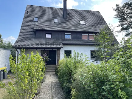 Hauseingangsseite - Wohnung kaufen in Glashütten - Große 4-Zi-ETW mit Gartenanteil in Glashütten-Bayreuth