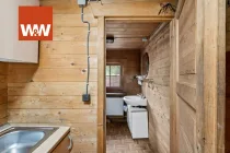 Kleine Küche und Bad im Holzhaus