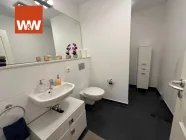 Tages WC : Waschmaschine und Trockern haben hinter der Wand ihren Anschluß