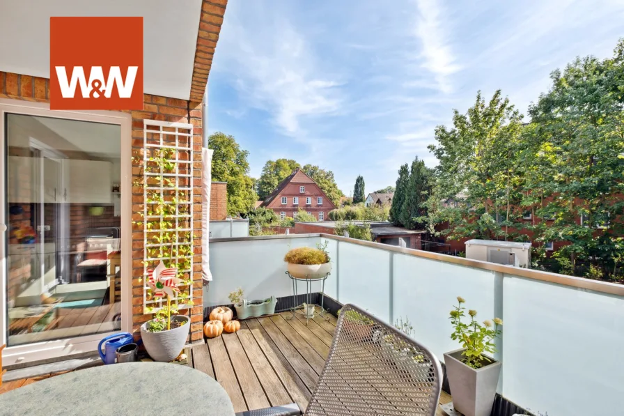 Großzügiger Balkon mit teilweiser Loggia für ganzjährige Kaffeepausen in der Sonne