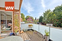 Großzügiger Balkon mit teilweiser Loggia für ganzjährige Kaffeepausen in der Sonne