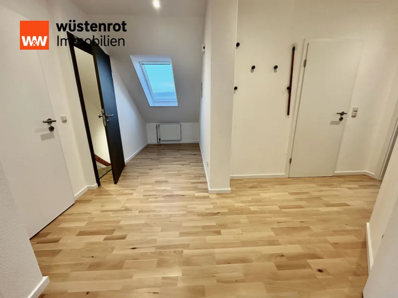 Eingangsbereich mit viel Platz für die Garderobe 