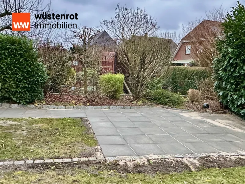 Neu angelegte Terrasse mit Pflanzstreifen