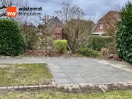 Neu angelegte Terrasse mit Pflanzstreifen