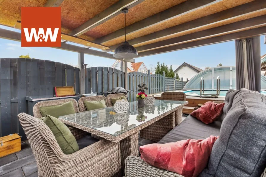 Überdachte Terrasse am Pool - Haus kaufen in Königswinter / Berghausen - Endlich Zuhause! Die perfekte Immobilie für Ihren neuen Lebensabschnitt!