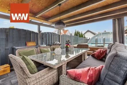 Überdachte Terrasse am Pool - Haus kaufen in Königswinter / Berghausen - Endlich Zuhause! Die perfekte Immobilie für Ihren neuen Lebensabschnitt!