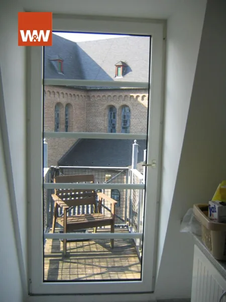 Kleiner Balkon mit Aussicht auf die Kirche