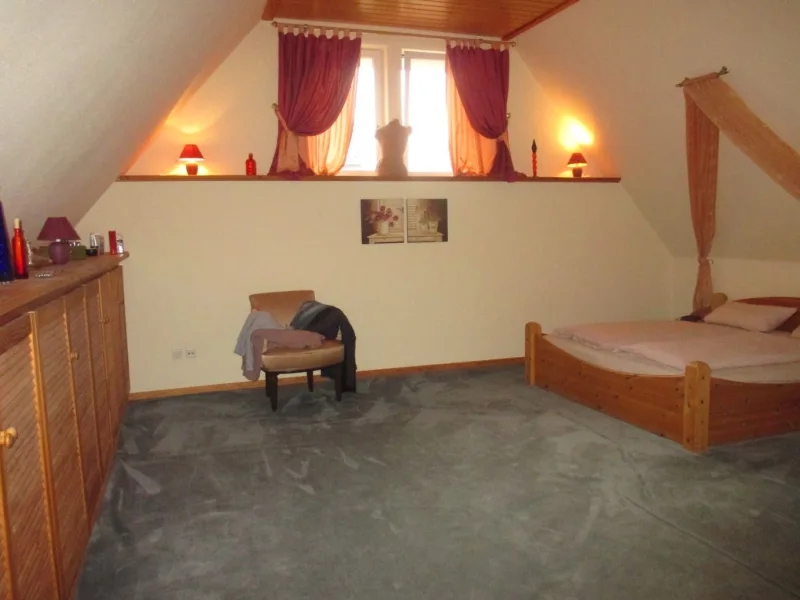 gemütliches Schlafzimmer DG