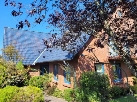 Hausvorderseite mit zwei Eingängen - Haus kaufen in Owschlag - Stilvoller Komfort- Energieeffizientes, großzügiges Einfamilienhaus mit separater Einliegerwohnung